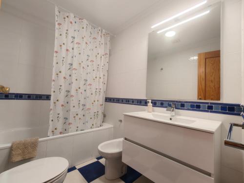 Un baño con lavabo, inodoro y espejo. en Nerja Sun Apartments Casa Cipreses 4, en Nerja