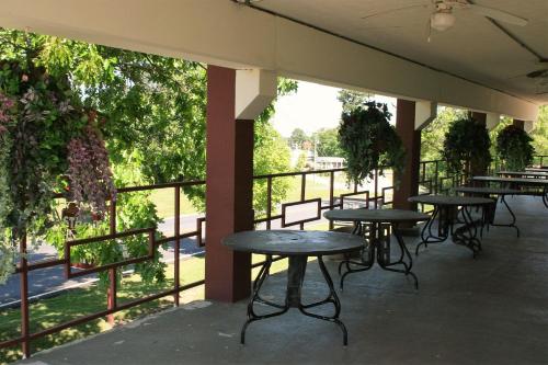 Balkoni atau teres di Passion Play Road Inn - Formerly Statue Road Inn