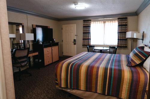 Una cama o camas en una habitación de Wetherill Inn