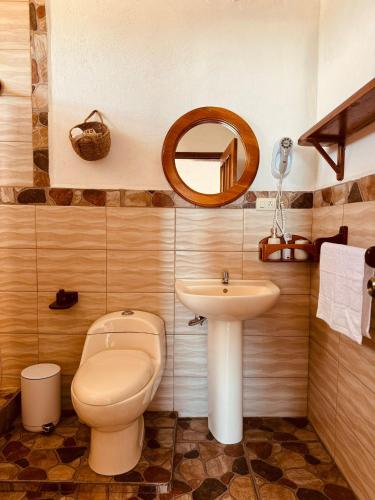 サン・クリストバルにあるSuites Al Mar, en el malecón de San Cristóbalのトイレと洗面台付きのバスルーム