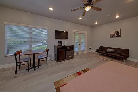 una sala de estar con una mesa y un sofá en #9 Studio Town Place 2, en Sevierville