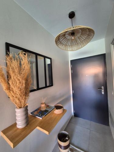 a room with a shelf and a vase with some plants at Vai'ei Nui Home in Papeete