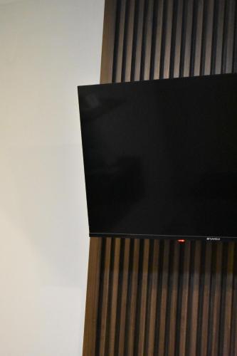 a flat screen tv sitting on top of a wall at Hotel Casa 20 in León