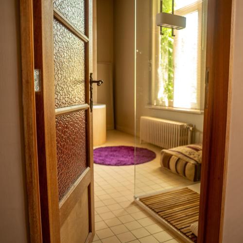 a door leading into a room with a bedroom at De Visitatie Rupelmonde in Rupelmonde