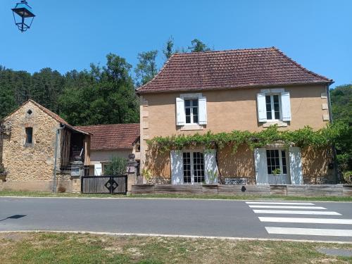 une vieille maison dans une rue avec une promenade dans l'établissement Villa EsquirHall, chambres d'hôtes, à Journiac