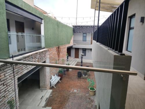 an empty courtyard of a building with a balcony at Hotel Casa 20 in León