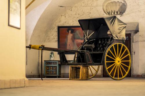 a carriage on display in a room at Hacienda San Gabriel de las Palmas in Amacuzac