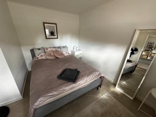 Ένα ή περισσότερα κρεβάτια σε δωμάτιο στο Cozy basement apartment
