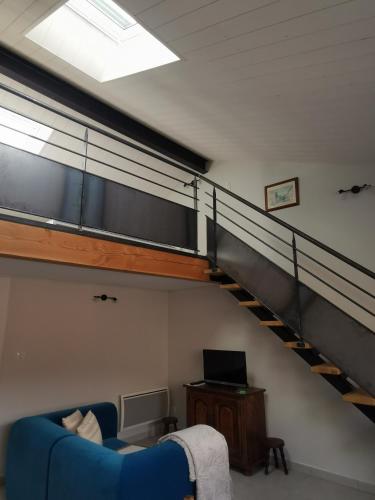 Televisyen dan/atau pusat hiburan di Le gîte de Larjalas
