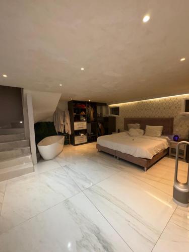 - une grande chambre avec un lit et une baignoire dans l'établissement Villa Salamandre, à Cannes