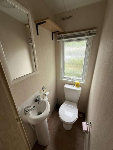 une petite salle de bain avec toilettes et lavabo dans l'établissement VICTORY-CELESTE 4 à 6 Places, à Saint-Jean-de-Monts