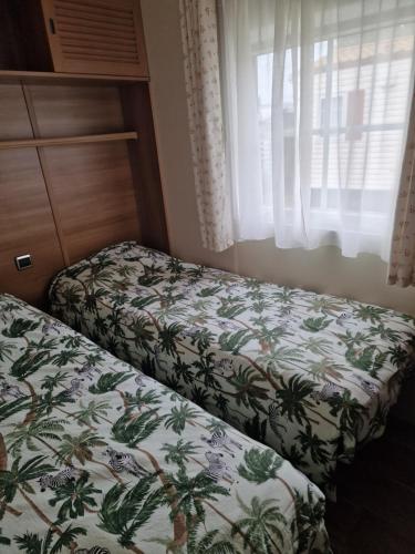 Postel nebo postele na pokoji v ubytování Stacaravan 104 met 4 slaapplaatsen