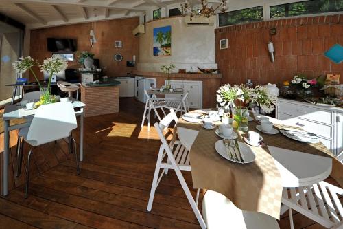 a kitchen and dining room with tables and chairs at B&B Casa di Giò Luxury Resort in Lanuvio