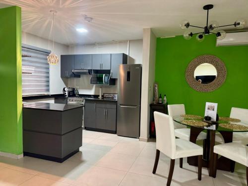 Η κουζίνα ή μικρή κουζίνα στο Moderno, acogedor y privado, en San Salvador