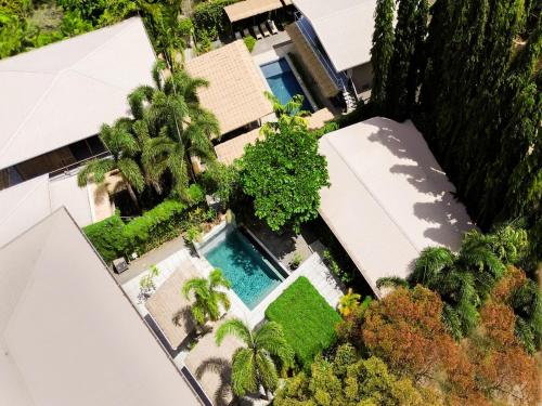 an overhead view of a house with a swimming pool at Tamarindo Bay Boutique Hotel, Apartments & Suites in Tamarindo
