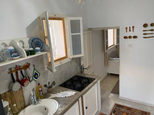 Kuchyň nebo kuchyňský kout v ubytování Studio de charme ⵣ