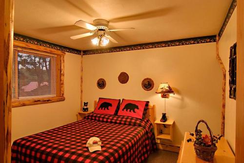 a bedroom with a bed and a ceiling fan at Meadowbrook Resort in Wisconsin Dells