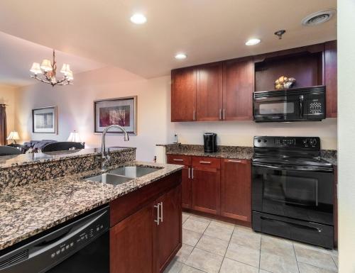 Køkken eller tekøkken på 2BR Cozy Suite W View Jacuzzi & Resort Pool