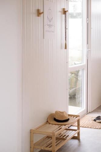 a hat sitting on a wooden bench in a room at RetreatBoat Bali in Lithoijen