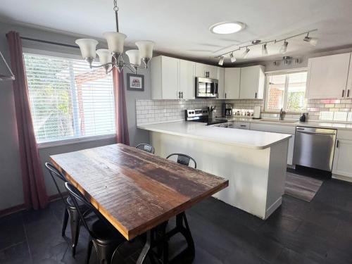 Η κουζίνα ή μικρή κουζίνα στο Crown Hill Retreat - Hot Tub, Yard, Parking