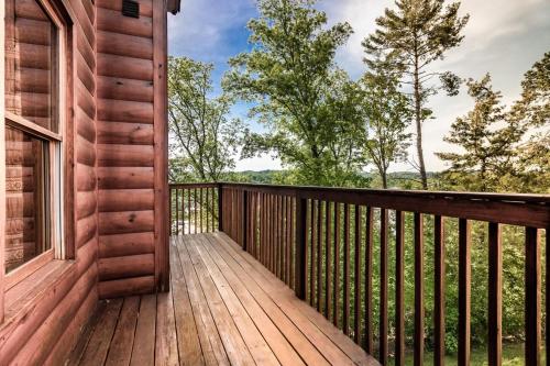 Μπαλκόνι ή βεράντα στο Rustic Escape Cabin w Private Hot Tub & Grill