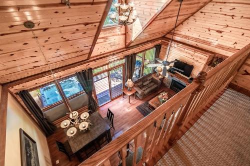 Un lugar para sentarse en Relaxing Cabin W Hot tub Pool Table and Grill