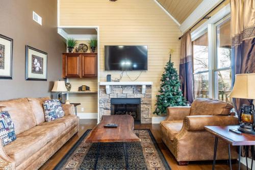Χώρος καθιστικού στο Fun Retreat w Pool Table Hot tub & Grill