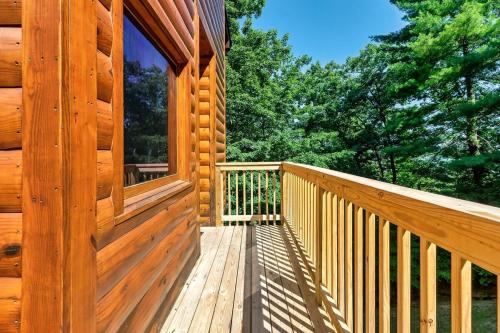 Balkón nebo terasa v ubytování Charming Cabin Getaway w Hot Tub & Grill