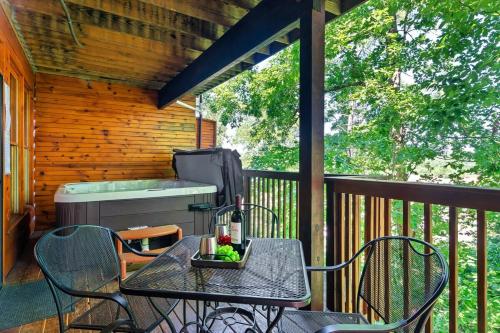Balkón nebo terasa v ubytování Charming Cabin Getaway w Hot Tub & Grill
