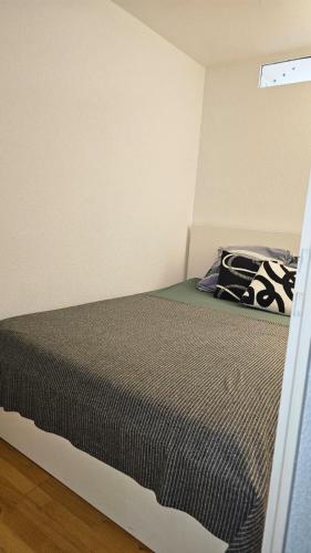 un dormitorio con una cama en una habitación en AptBlue, en Ostermundigen
