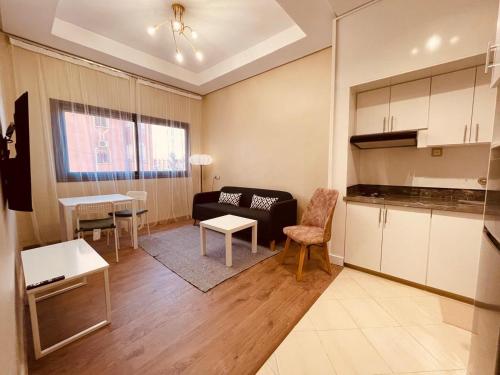 Relax Family 04 - Cozy Entire Apartment in City Centerにあるキッチンまたは簡易キッチン