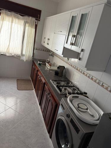 a kitchen with a washing machine and a stove at Firras Mdiq in M'diq