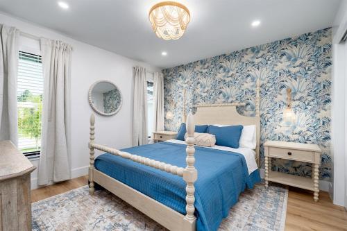 Ένα ή περισσότερα κρεβάτια σε δωμάτιο στο 7 min walk to Beach and JW! Golf! Pool! Arcade and Games