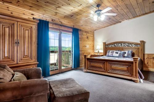 TV a/nebo společenská místnost v ubytování Chill & Enjoy Smokies w Hot Tub & Resort Pool