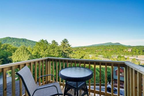 Nespecifikovaný výhled na hory nebo výhled na hory při pohledu z prázdninového domu