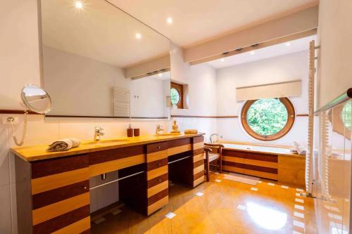 Η κουζίνα ή μικρή κουζίνα στο Havre de Paix à Bruxelles avec piscine, sauna, jacuzzi