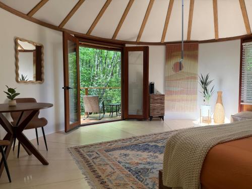 Χώρος καθιστικού στο Couples Yurt - The Whisperer at Valley Bear Farms Resort