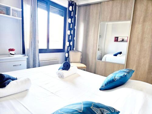 une chambre avec un grand lit et un miroir dans l'établissement Beautiful bright apartment, à Cannes