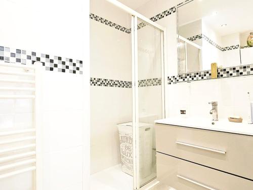 une salle de bain blanche avec un lavabo et une douche dans l'établissement Beautiful bright apartment, à Cannes