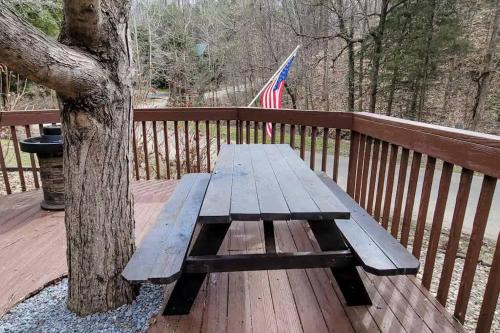 Fotografie z fotogalerie ubytování Smoky Mountain Retreat with Game Room Firepit v destinaci Sevierville