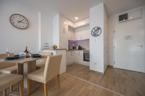 Kuchyň nebo kuchyňský kout v ubytování Apartman TRI KRALJA 1