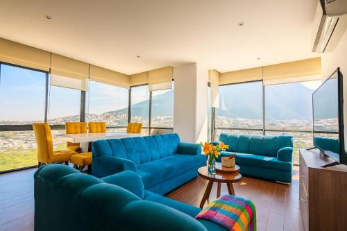 a living room with blue couches and a table at Moderno Ubicacion Vistas Seguridad y Estilo in Monterrey