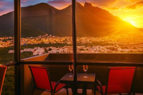 a table and chairs with a view of a city at Moderno Ubicacion Vistas Seguridad y Estilo in Monterrey