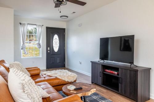 ピジョン・フォージにあるCozy Cabin Retreat w Arcade Hot Tub near Dollyのソファと薄型テレビのあるリビングルーム