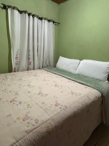 Katil atau katil-katil dalam bilik di Casa de temporada na serra