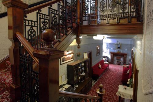 Una vista aérea de una escalera en una casa. en The Winchester, en Great Yarmouth
