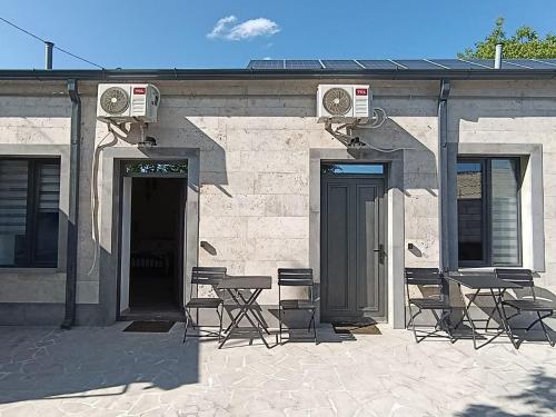 ギュムリにあるNice Guest Houseの建物外に座椅子