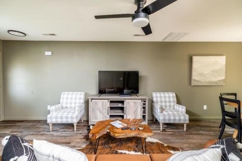 Μια τηλεόραση ή/και κέντρο ψυχαγωγίας στο Comfortable Escape near Dolly w Hot Tub