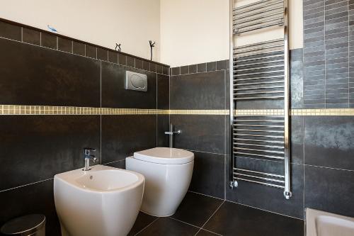 a bathroom with a white toilet and a sink at Villa La Gioconda in Arezzo