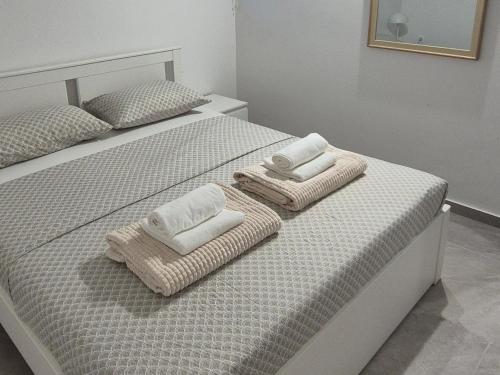 a bedroom with two towels on a bed at Apartman Sveti Filip I Jakov in Sveti Filip i Jakov